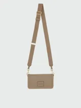 Bolso bandolera Marc Jacobs modelo The Mini Bag, color celeste, confeccionado en cuero granulado, con correa de tela ajustable y desmontable. Presenta el logo de la marca estampado en el frente.