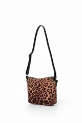 Bandolera con estampado animal print de leopardo, con cierre superior y correa fina ajustable de color negro.