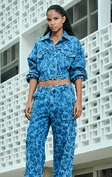 Pantalón jean de tiro bajo con estampado de ranas en azul y blanco, corte recto y bolsillos cargo.