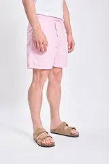 Short de baño liso color rosa con cintura elástica y cordón ajustable.