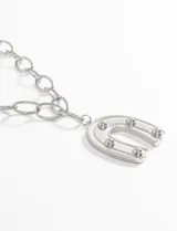 Collar plateado con cadena de eslabones grandes y dije de herradura con tachas.