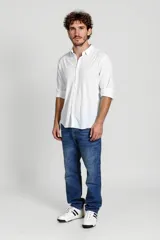 Camisa blanca de manga larga con cuello clásico y cierre frontal con botones.