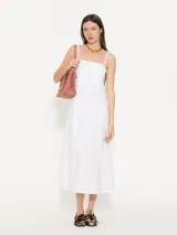 Vestido midi blanco de punto liso, con escote recto y breteles finos.