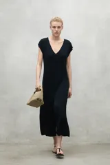 Vestido midi negro de tejido de punto, con escote en V y mangas cortas.