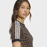 Remera Adidas de corte slim fit con cuello redondo y mangas cortas. Diseño con estampado de leopardo y las tres tiras clásicas de Adidas en color blanco sobre los hombros.