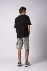 Bermuda de jean celeste, corte mom y estilo carpintero, con bolsillos laterales y traseros.