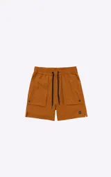 Bermuda color mostaza de calce relax-fit, con bolsillos delanteros con fuelle, cintura con elástico y cordón de ajuste.