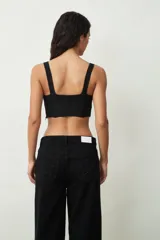 Top negro de encaje con escote en V y breteles anchos.