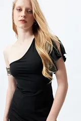 Minivestido negro de fiesta, con un solo hombro y manga corta con volado.