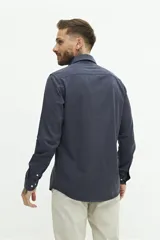 Camisa de manga larga color beige, de corte clásico y fit regular.
