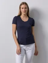 Remera azul marino de modal, marca Tahari, con cuello redondo a la base y mangas cortas.