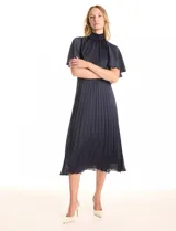 Vestido midi color beige de satén, marca Julia Jordan. Cuello alto con punto smock, mangas amplias de estilo fluido y cintura elastizada también con punto smock. La falda tiene una caída fluida con plisado. Cierre posterior con abertura ojal y botones. Forro interno a tono.