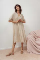 Vestido midi de lino verde, con corte suelto y cuello en V, de mangas cortas.