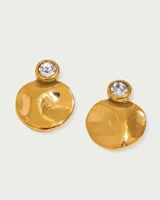 Aros dorados con forma circular irregular y una circonia engarzada en la parte superior.