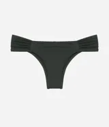 Bombacha de bikini color verde oscuro, de microfibra lisa, con laterales drapeados y medalla metálica con el logo de la marca.