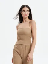 Musculosa negra con breteles finos y escote cuadrado.