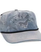 Gorra de béisbol gris con visera rígida y bordado frontal de un caballo salvaje.