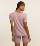 Remera deportiva de viscosa color lila, con cuello en pico, mangas cortas y estampado "Boston" en el pecho.