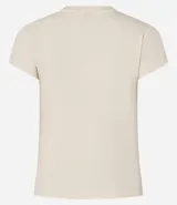 Remera color crema de corte ajustado y largo, confeccionada en tejido de punto acanalado.