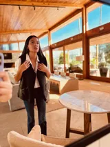 Chaleco plateado reversible con interior de gamulan color crema, con bolsillos delanteros.