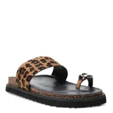 Sandalias negras con estampado animal print, con plataforma plana y tira para el dedo pulgar con detalle metálico plateado.