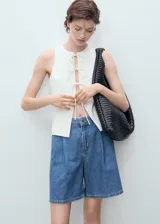 Short de algodón estilo tejano vaquero, color azul medio, de tiro medio y diseño recto con pinzas delanteras.