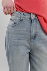 Pantalón jean de tiro alto, corte ancho y pierna cónica.