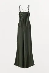 Vestido largo de tirantes finos cruzados en la espalda, confeccionado en tejido satinado color verde oscuro.