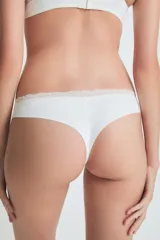 Colaless blanca con borde de encaje.