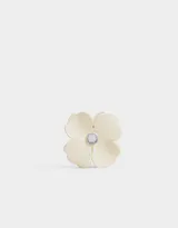 Broche con forma de flor color crema y aplique de strass en el centro.