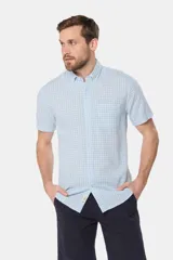 Camisa de manga corta a cuadros, color blanco con líneas celestes y beige. Tiene un bolsillo en el pecho y logo bordado. Corte slim fit.