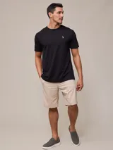 Remera azul marino de algodón con cuello redondo y logo bordado en el pecho.