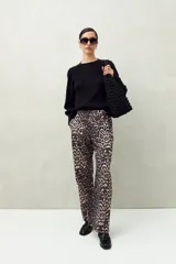 Pantalón recto de algodón con estampado animal print de leopardo.