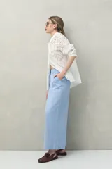 Pantalón palazzo color crema, de tiro medio con cintura elastizada en la parte posterior. Confeccionado en mezcla de lino y viscosa.