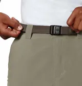 Pantalón color beis con múltiples bolsillos y cintura ajustable, diseñado para actividades al aire libre.