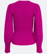 Blusa de punto fucsia con cuello redondo y manga larga abullonada. Tiene botones en forma de corazón en los puños y ondas en el bajo.