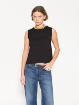 Musculosa negra de algodón con cuello redondo, sisas amplias, corte a la cadera, tajos laterales y estampado frontal con strass hot fix.