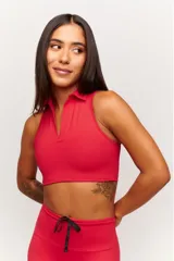 Top deportivo azul marino con cuello polo y cierre parcial con cremallera.