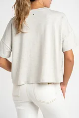 Remera gris jaspeado de corte oversize y mangas cortas.