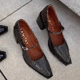 Zapato de cuero vacuno negro con punta cuadrada, tira con hebilla y taco de madera de 6cm.