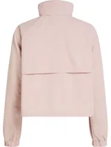 Rompevientos corto Tommy Hilfiger color rosa pálido, con cuello alto, cierre de cremallera, dos bolsillos laterales, detalles distintivos de la marca y logo engomado bordado en la manga.