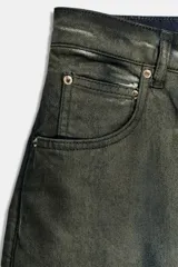 Jeans de mujer Zara Woman Collection, tiro medio, corte barrel leg y largo completo. Color verde oscuro con efecto desgastado o encerado. Presenta cierre frontal con cremallera y botón, y cinco bolsillos.