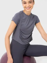 Remera manga corta color gris de tela ultrasuave con costura frontal.