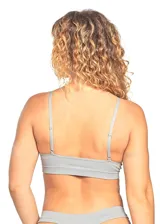 Soutien top sin aros de tejido acanalado (rib) color gris claro, con escote en V y breteles finos regulables.