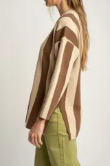 Sweater de punto con rayas verticales anchas en color marrón y beige, de corte oversize y mangas largas.