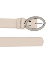 Cinturón de cuero sintético color marrón oscuro con hebilla ovalada plateada. Presenta costuras a contratono y perforaciones para ajustar el talle.