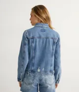 Campera de jean celeste con cuello camisero, cierre frontal con botones, bolsillos delanteros y recortes.