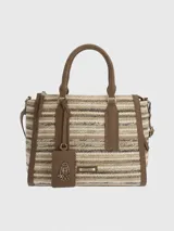 Bolso tipo tote de paja trenzada con rayas horizontales en tonos beige y marrón. Tiene doble asa de mano y correa bandolera extraíble de cuero sintético marrón. Incluye apliques y detalles de cuero sintético marrón, y un dije colgante con el logo de la marca.