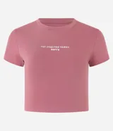 Remera corta color rosa con cuello redondo y mangas cortas. Estampa frontal con la frase 'not inspired today, sorry'.
