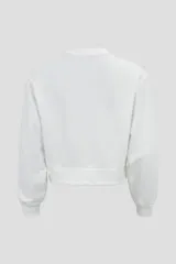 Buzo blanco con cuello redondo y mangas largas con puños elásticos. Estampado en relieve con el logo de la marca en el frente.